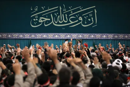 جمعی از بسیجیان تا دقایقی دیگر با رهبر انقلاب دیدار می&zwnj;کنند