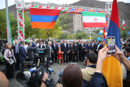 استقبال گرم اهالی کاپان از وزیر خارجه کشورمان
