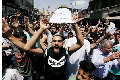 ده&zwnj;ها هزار اردنی شب تا صبح را در خیابان ماندند/ سفر خارجی شاه لغو شد