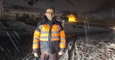 بارش برف در ارتفاعات استان البرز/ برف روبی جاده ها توسط راهداران