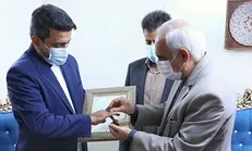 اهدای انگشتری متبرک شهید سلیمانی به جواد فروغی، در روز پرستار