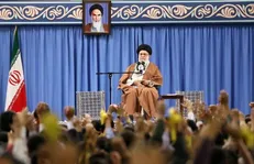 رهبرانقلاب: نمایندگانی را داشتیم که نوکر و کلفت آمریکا شدند؛ مردم مراقب انتخابشان باشند/ آمریکا مانند کشتی تایتانیک غرق می‌شود