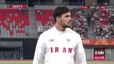 لحظه اهدای مدال برنز صادق صمیمی نفر سوم پرتاب دیسک بازی‌های آسیایی