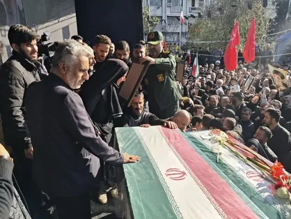 مردم گیلان بار دیگر با شهدای خود بیعت کردند/ تشییع پیکر ۷ شهدای گیلانی جنگ تحمیلی آمریکایی-صهیونی+فیلم