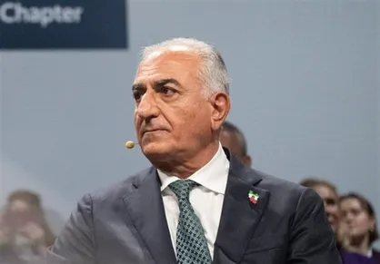 بحران هویت در اپوزیسیون: هیچ کس دیگری را گردن نمی&zwnj;گیرد/ رضا پهلوی منکر طرفدارانش شد + فیلم