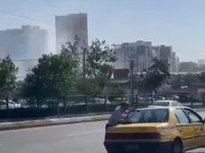 واکنش جالب مردم به جنگ در تبریز؛ راننده تاکسی در نزدیکی یک انفجار بی توجه به حادثه در حال تمیز کردن ماشین خود است