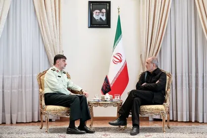 دیدار پزشکیان و سردار رادان / قدردانی از نیروی انتظامی و تبریک به رئیس&zwnj;جمهور منتخب