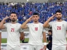 ورود بازیکنان تیم ملی فوتبال به زمین و احترام نظامی به سرود و پرچم ایران پیش از شروع فینال «کافا ٢٠٢۵»