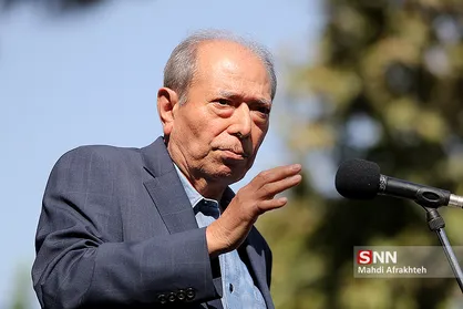 فیلم/ صحبت&zwnj;های علی نصیریان در مراسم تشییع عزت الله انتظامی