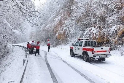 امدادرسانی به خودرو&zwnj;های گرفتار در برف گیلان