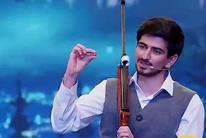 فیلم/ دعوت رئیس فدراسیون تیراندازی از شرکت کننده &laquo;عصر جدید&raquo;