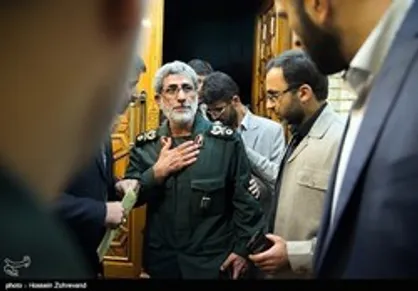 مصافحه سردار قاآنی، فرمانده نیروی قدس سپاه پاسداران انقلاب اسلامی با مقامات جبهه مقاومت در حاشیه مراسم تحلیف