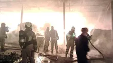آتش‌سوزی گسترده در انبار لباس در جاده ورامین؛ عملیات ۱۲ ساعته آتش‌نشانان بدون تلفات