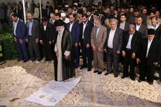 پاسخ رهبر انقلاب به شاعران: تقدیر الهی فعلا این است که از دیدار شوق انگیز محروم باشم