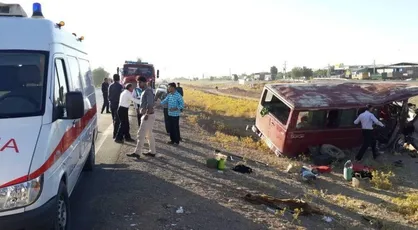 واژگونی و انحراف ۲ مینی&zwnj;بوس در جاده&zwnj;های سمنان، ۱۸ مصدوم برجای گذاشت
