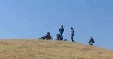 دانش آموزان ماهنشان در استان زنجان برای استفاده از اینترنت بالای کوه می‌روند!