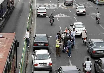 رانندگان هنگام توقف در حاشیه بزرگراه حتماً از علائم ایمنی استفاده کنند