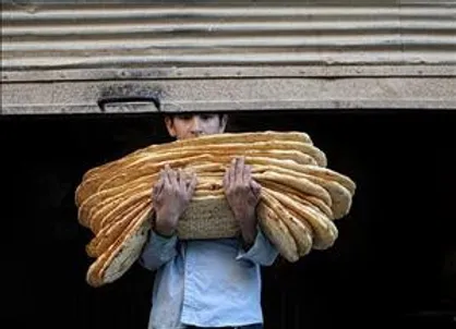 سفره افطاری خیابانی برای مناطق حاشیه نشین تهران پهن می&zwnj;شود / توزیع نان رایگان در مناطق محروم