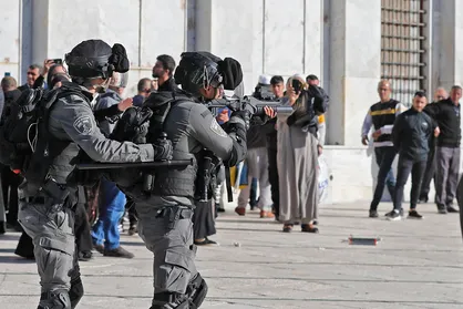زخمی شدن ده&zwnj;ها فلسطینی در یورش صهیونیست&zwnj;ها به مسجد الاقصی