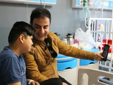 عیادت عمو پورنگ از کودکان بستری در بیمارستان کودکان مفید تهران و توصیه به خانواده‌ها برای آرامش بیشتر کودکان در این شرایط