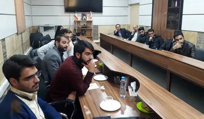 بحث&zwnj;های داغ دانشجویان شیرازی با یک مدیرکل/ آیا مسئولان حاضرند زن و بچه خودشان در محله ناامن رفت و آمد کنند؟!