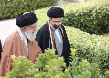 انتشار تصویر ویژه از رهبر انقلاب در کنار امام شهید به مناسبت غدیر