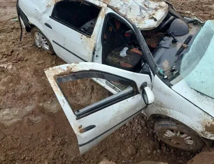 رهاسازی ۲ مصدوم خودروی ال ۹۰ از داخل کانالی در آزادراه غدیر اشتهارد