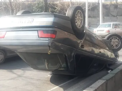 واژگونی پژو ۴۰۵ در رمپ خروجی همت/ راننده از خودرو سالم بیرون آمد