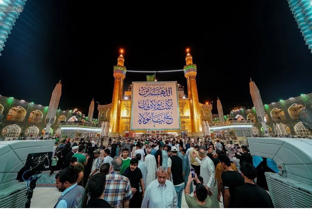 با فرا رسیدن دهه امامت و ولایت و در آستانه عید غدیر خم کتیبه‌هایی توسط خادمان بارگاه ملکوتی امیرالمومنین(ع) در حرم علوی نصب شد.

