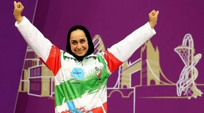 ساره جوانمردی نشان طلای P۴ را بر گردن آویخت
