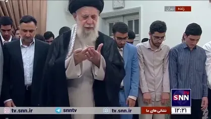 اقامه نماز ظهر جمعی از نخبگان و مدال آوران علمی ایران به امامت رهبر انقلاب