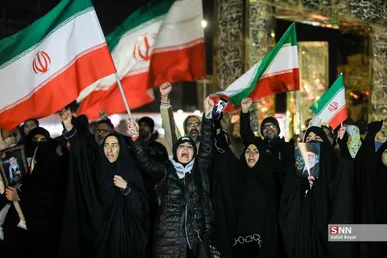 اجتماع شبانه اهالی محله احمدآباد مشهد در سوگ شهادت رهبر انقلاب اسلامی