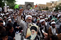 حضور طلاب در متن اعتراضات مردمی قابل تقدیر است/ آن روز که حوزه انقلابی نباشد نظام در معرض انحراف است