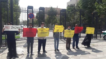 دانشجویان در حمایت از &laquo;شیخ زکزاکی&raquo; مقابل وزارت خارجه تجمع کردند + تصاویر