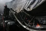 آتش سوزی در کارخانه تولید رنگ در حومه مشهد
