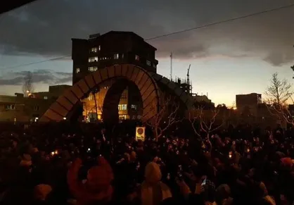 نخستین فیلم لحظه حضور سفیر انگلیس در تجمع ساختارشکنانه دانشگاه امیرکبیر