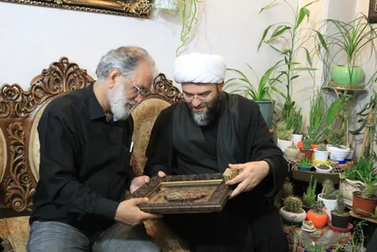 حضور رئیس سازمان تبلیغات در منزل شهید فتنه ۸۸+ عکس
