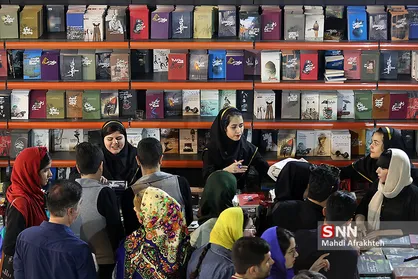 صف&zwnj;های طولانی در جستجوی یک کتاب/ وقت ما را نگیر، انتشارات کتاب را &laquo;گوگل کن&raquo;!