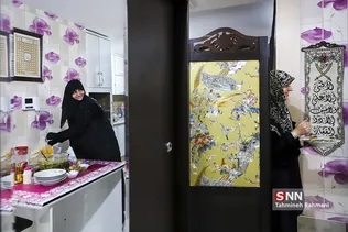 خانم کاظمی در پایان مراسم روضه خانگی اش، شامی که تدارک دیده را به میهمانان محدودی که دعوت کرده، تحویل می دهد.
