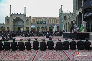 آیین تعویض پرچم گنبد حرم مطهر حضرت معصومه