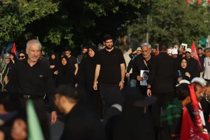 لحظه باشکوه پخش سرود ملی در میدان امام حسین + فیلم