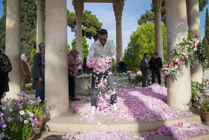 گلباران آرامگاه حافظ شیرازی در روز میمند