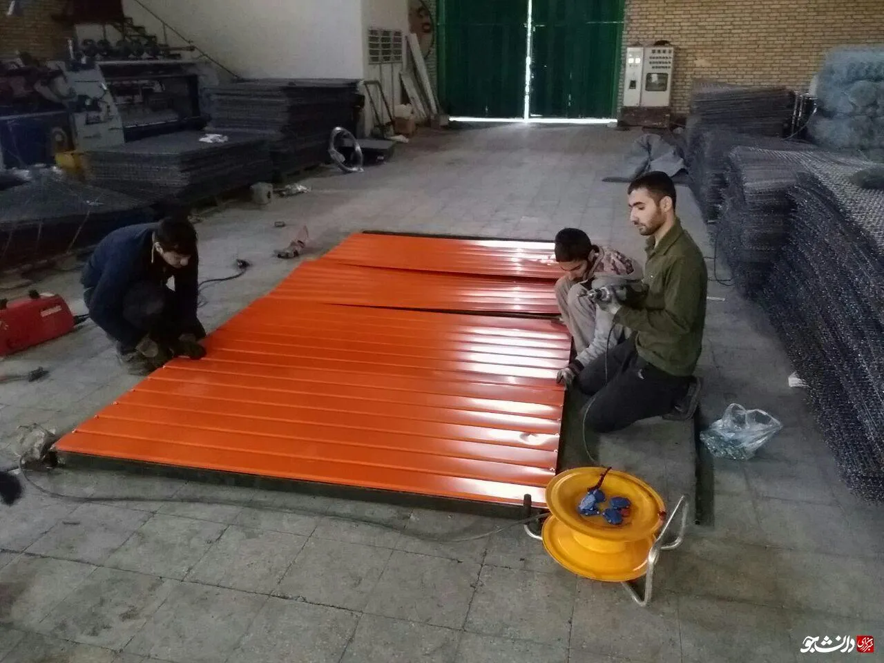 دانشجویان جهادگر دانشگاه صنعتی کرمانشاه کانکس و سرپناه برای مردم زلزله‌دیده می‌سازند+تصاویر