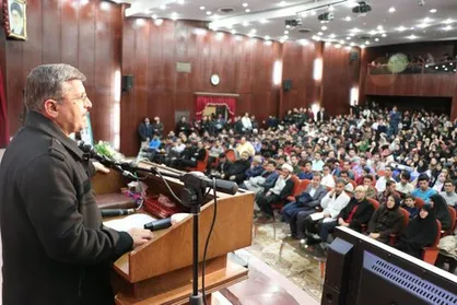 دانشجو باید اعتماد به نفس داشته باشد و عقاید خود را در جمع مطرح کند