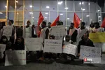 تحصن اعلام خون خواهی دانشجویان در فرودگاه مهرآباد