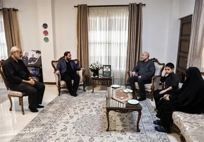 حضور قالیباف در منزل سرلشکر شهید غلامرضا محرابی