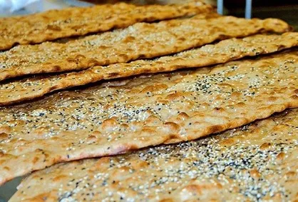جهادگران دانشگاه آزاد جاسک حواله&zwnj;های خرید نان و آرد بین نیامندان توزیع کردند