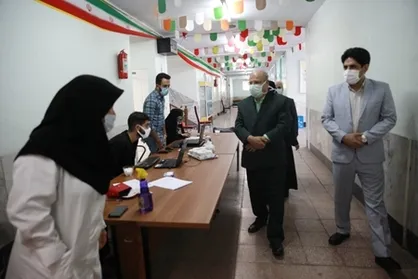بازدید زالی از روند واکسیناسیون ضربتی دانش آموزان تهرانی در دومین روز اجرای این طرح