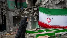 چهره‌های فرهنگی، هنری و دانشگاهی اسپانیا در حال امضای بیانیه محکومیت حمله به ایران