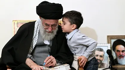 گزارشی از حضور رهبر انقلاب در منزل شهید احمدی روشن ۲۹ دی ۱۳۹۰
